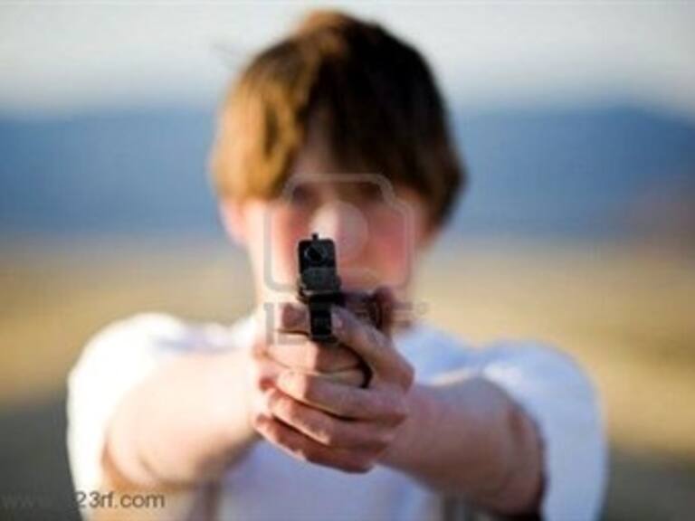 Dos heridos y un detenido en tiroteo accidental en escuela de EU