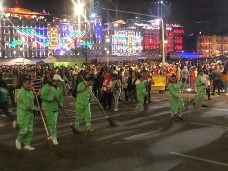 Fiestas patrias dejan 145 toneladas de basura en el Zócalo de la CDMX