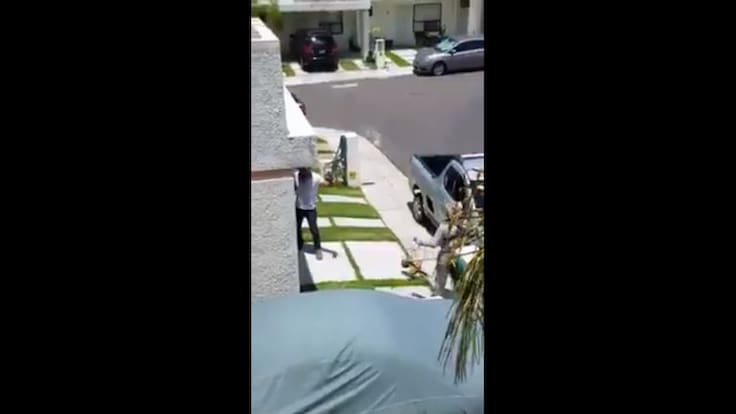 [Video] Jardinero es humillado por un sujeto que lo acusa de cortar ‘mal’ su césped