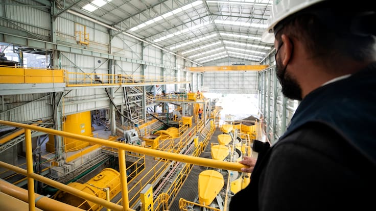 Actividad industrial crece 0.4% en febrero, pero cae a tasa anual: INEGI