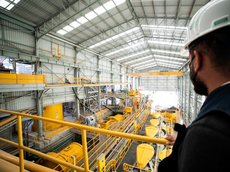 La actividad industrial en México creció 0.4% mensual en febrero de 2026, aunque registró una caída anual de 1.3%, según el INEGI.