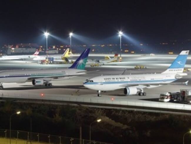 Cierre temporal de aeropuerto en Londres por paquete sospechoso