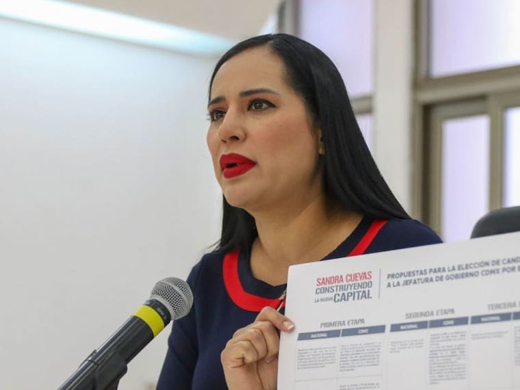 Sandra Cuevas alarga fila de candidaturas por la CDMX.