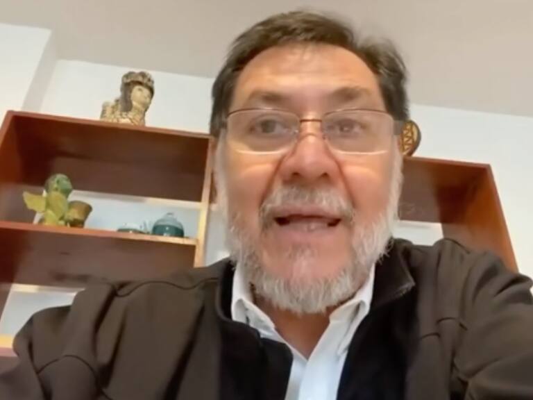 Alburean a Gerardo Fernández Noroña durante una transmisión en vivo. Un usuario le pidió mandar saludos a la familia "Ledezma Madas".