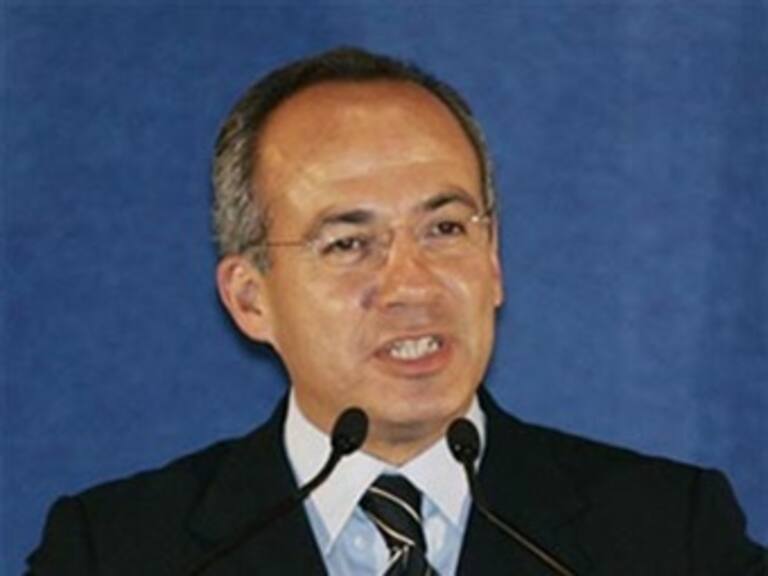 Se reunirá Calderón con comunidad mexicana en California