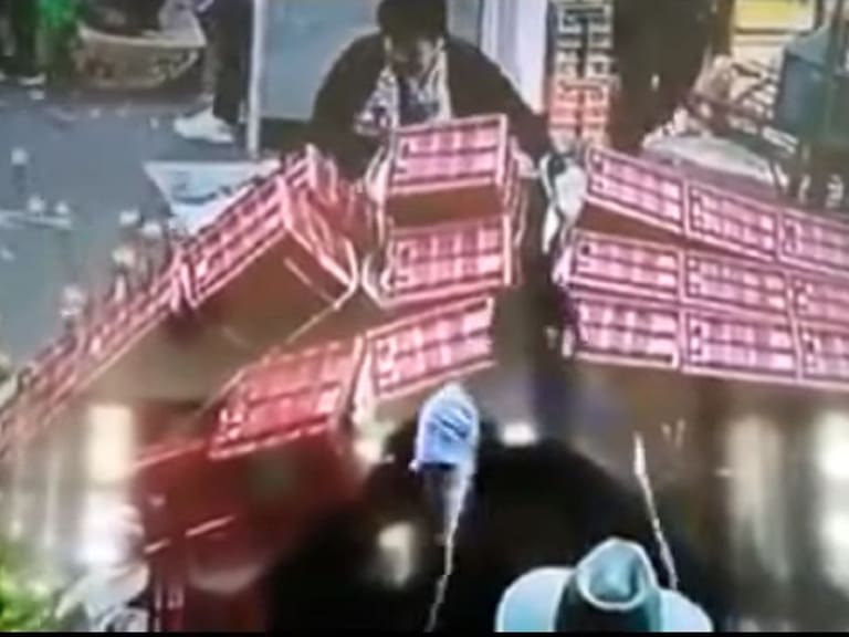 Impactante video; mujer es sepultada por jitomates