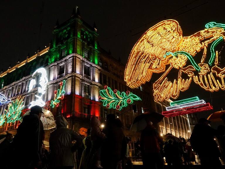Alumbrado público en el Zócalo de la Ciudad de México 2024