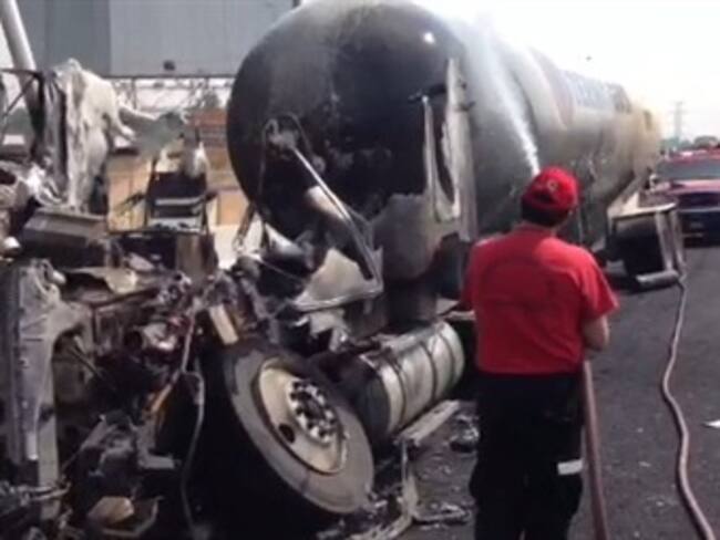 Restos de pipa tras explosión en Ecatepec