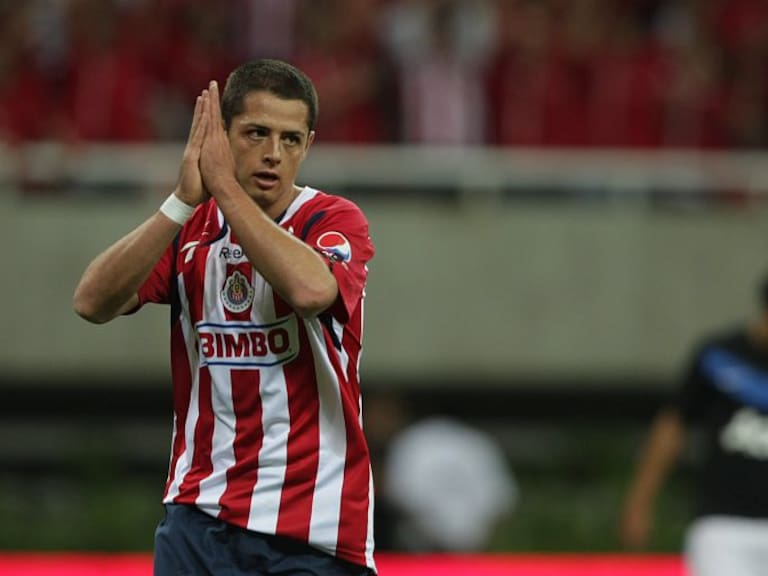 Chicharito Hernández celebra una década como futbolista profesional