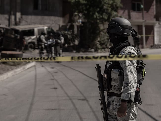 Hallan fosas clandestinas con restos humanos en carretera de Baja California Sur