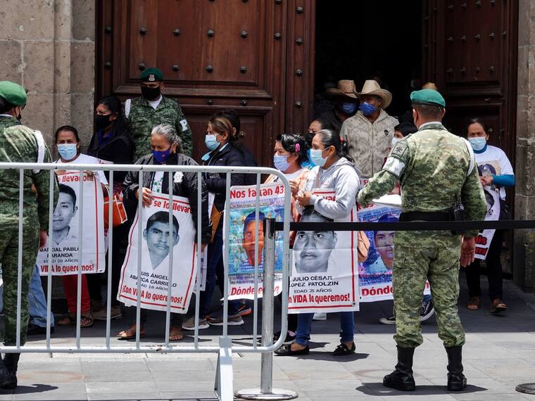 Familiares de Ayotzinapa y su reunión con el presidente AMLO