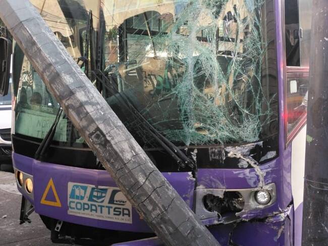 19 lesionados al chocar autobús y tráiler en alcaldía Miguel Hidalgo