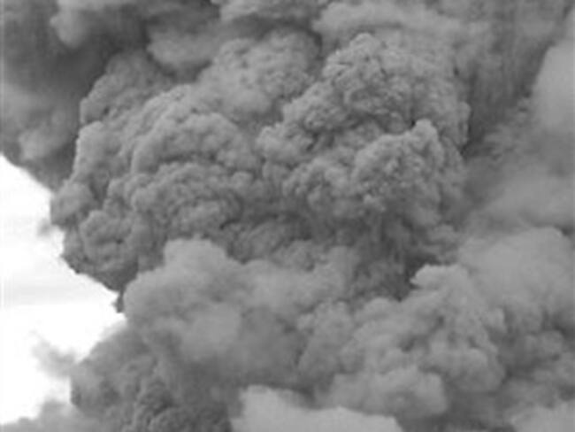 Ceniza de volcán en Islandia perturba navegación aérea en Europa