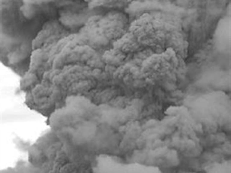 Ceniza de volcán en Islandia perturba navegación aérea en Europa