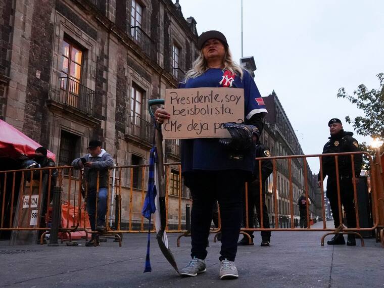 “Buscamos al presidente, porque él nos prometió y nos quedó a deber”: Cecilia Flores