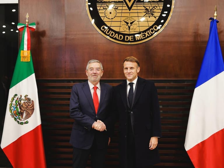 El presidente de Francia, Emmanuel Macron fue recibido esta mañana en el AICM por el canciller mexicano Juan Ramón de la Fuente en su visita oficial a México.