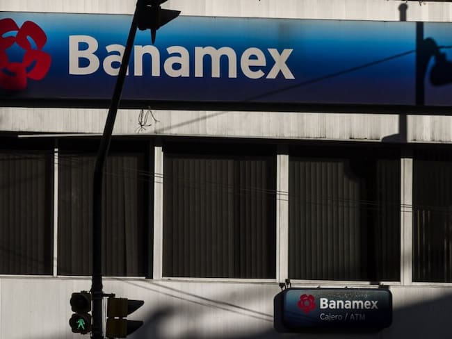 Asegura AMLO, a pesar de amparo no se detendrá la venta de Banamex