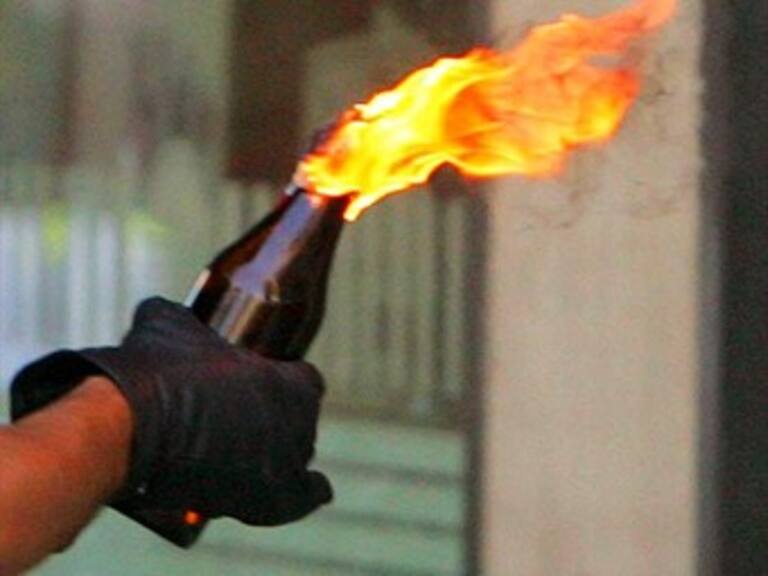 Explotan bombas molotov en Consejo Universitario