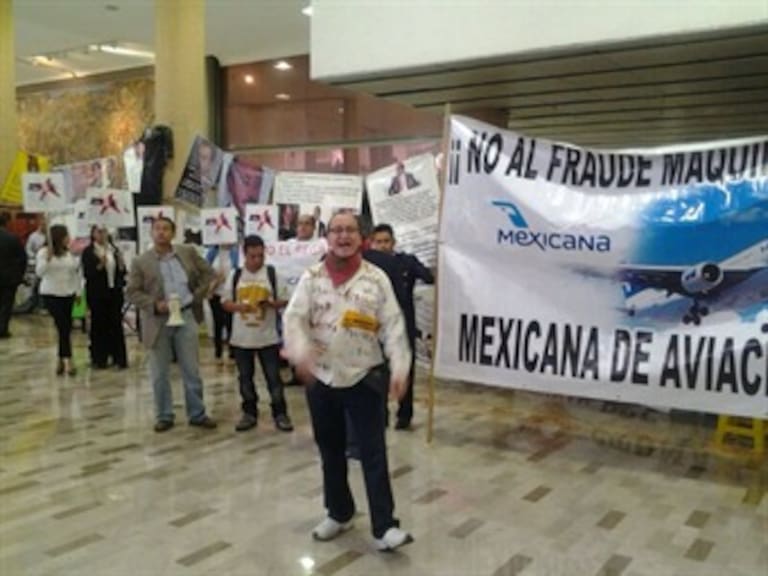Protestan en AICM ex trabajadores, jubilados y pensionados de Mexicana