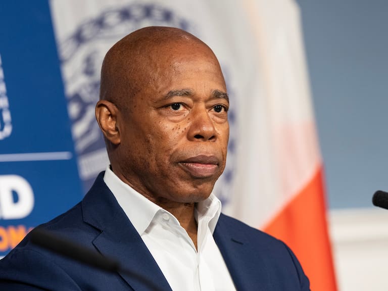 Eric Adams se convierte en el primer alcalde en la historia de la ciudad en ser acusado de crímenes durante su mandato. (Foto por: Lev Radin/Pacific Press/LightRocket vía Getty Images)