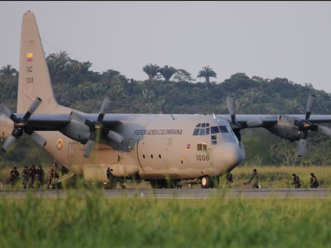 Avión de la Fuerza Aérea colombiana se estrelló con más de 100 personas a bordo