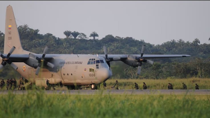 Avión de la Fuerza Aérea colombiana se estrelló con más de 100 personas a bordo