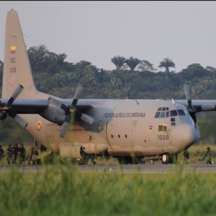 Avión de la Fuerza Aérea colombiana se estrelló con más de 100 personas a bordo