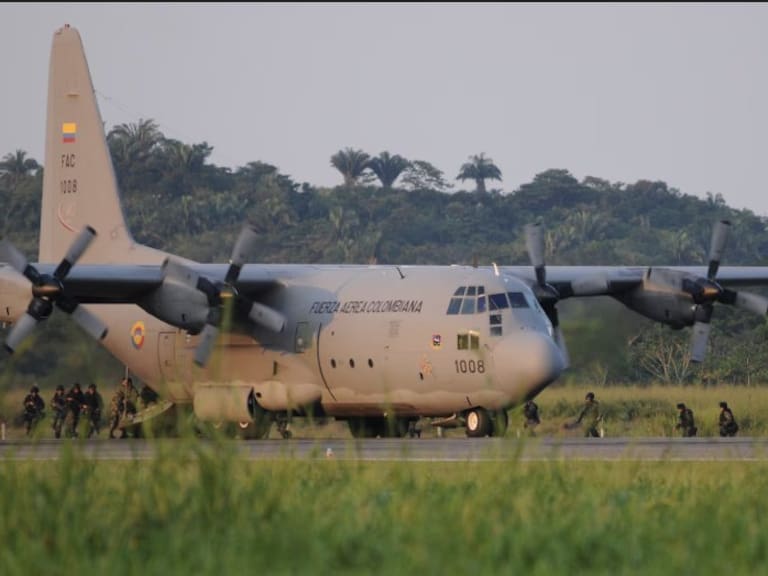 Avión de la Fuerza Aérea colombiana se estrelló con más de 100 personas a bordo