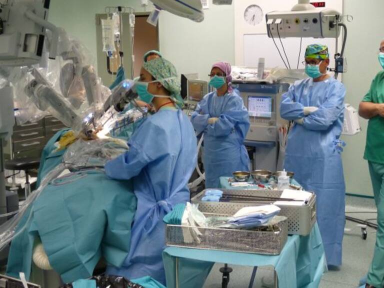 “En 15 años los robots harán el trabajo de los cirujanos”: Doctor José Manuel Mier, Especialista en cirugía torácica