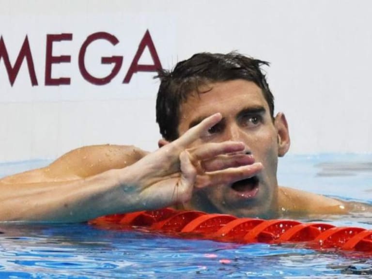Michael Phelps deberá pagar una gran cantidad de dinero por sus medallas