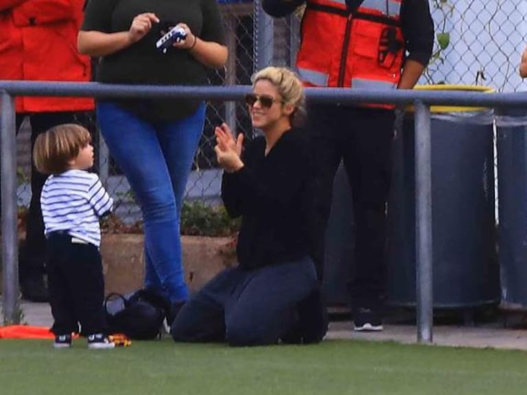 Shakira se divierte con su hijo más chico mientras el mayor juega futbol
