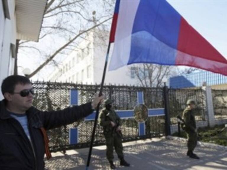 Autodefensas de Crimea se apoderan de base naval