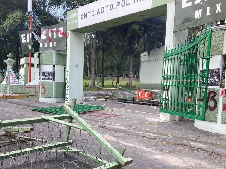 Normalistas vandalizan entrada del Campo Militar 1 por caso Ayotzinapa