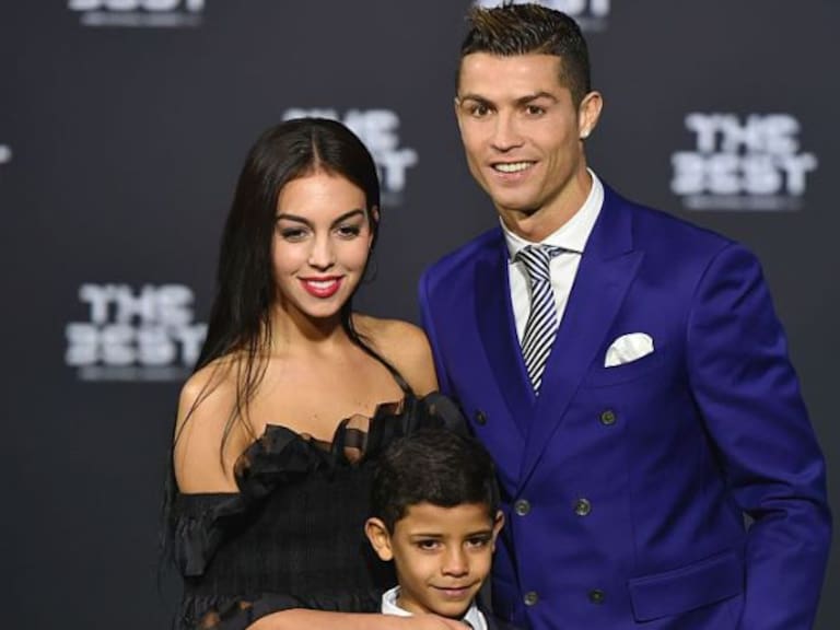 Novia de Cristiano Ronaldo presume su embarazo con foto familiar