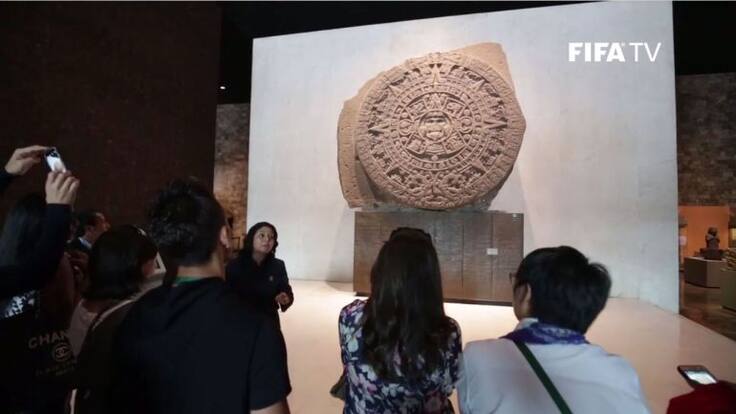 Personalidades del futbol mundial recorren el Museo de Antropología