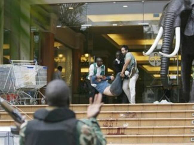 Acusa Al Shabab a Kenia de usar armas químicas y muerte de rehenes