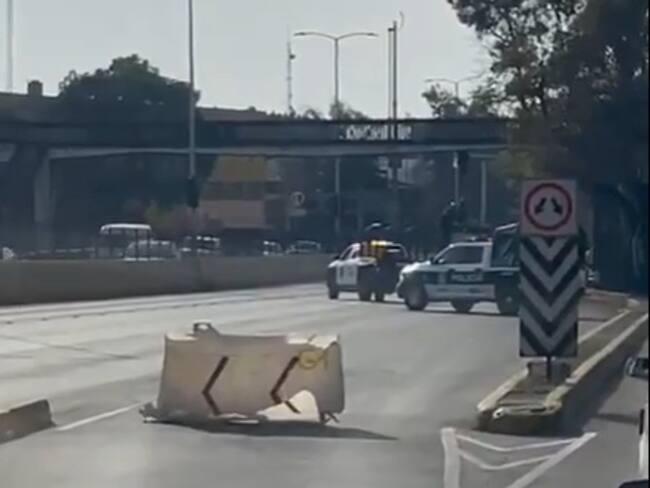 Aparece persona colgada en puente de Circuito Interior y desata el miedo en Año Nuevo