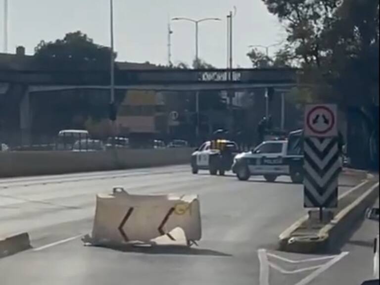 Una persona de sexo masculino, quien aparentemente se habría quitado la vida, permanecía suspendido de un puente en Circuito Interior en este inicio de año en la CDMX.