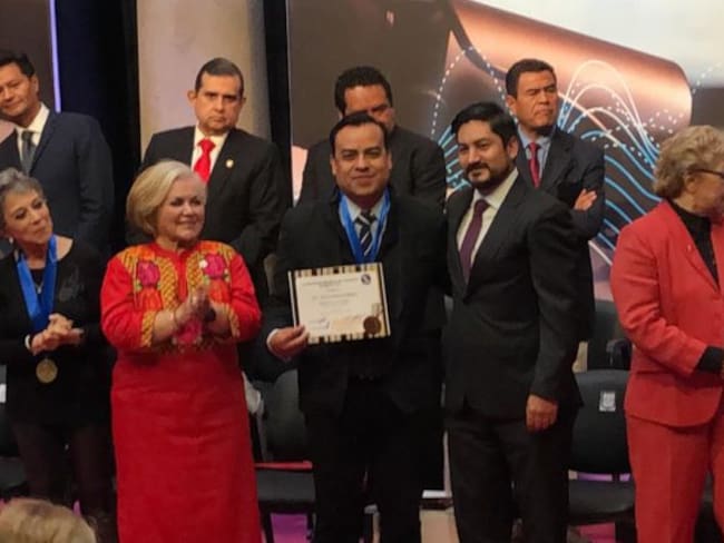 Recibe Julio César Ramírez la medalla Luis M. Farías