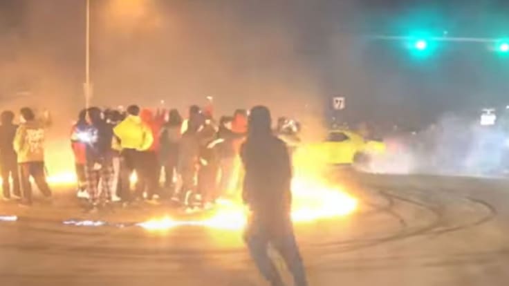 Turba de TikTok “takeovers” invade parque de trampolines en Texas: policía corta la luz para controlar el caos | VIDEO
