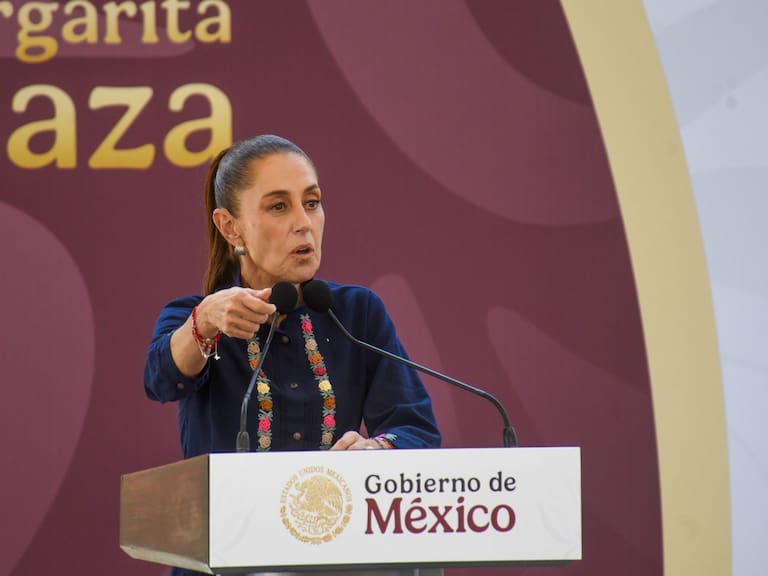 Claudia Sheinbaum entrega apoyos de la Beca Rita Cetina