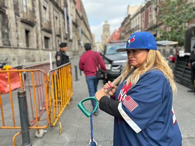 Vestida de beisbolista, Ceci Flores, madre buscadora pide reunión con AMLO