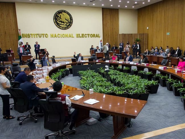 Inician las renuncias masivas en el INE