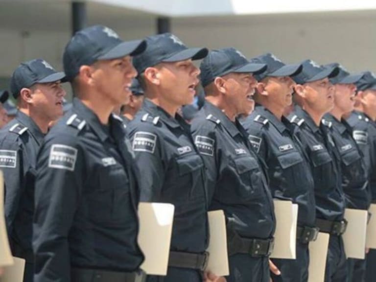 Guadalajara aumenta salarios de policías; dan de baja a 26