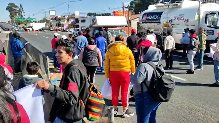 Pobladores de Amecameca bloquean la carretera México -Cuautla