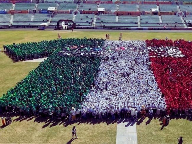 Récord Guinness: México crea la camiseta humana más grande del mundo