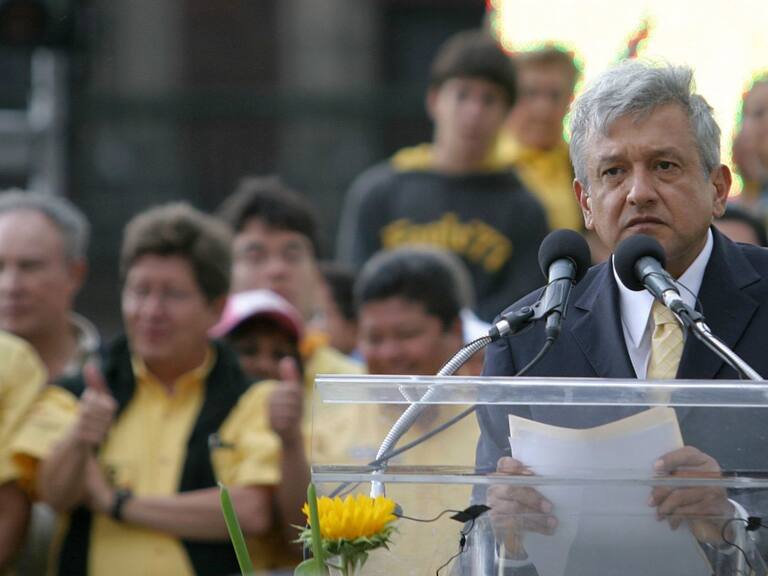 MEXICO D.F. 28JUNIO2006.-
Andrés Manuel López Obrador, candidato presidencial de la coalición Por el Bien de Todos, realizó su cierre de campaña en el zócalo capitalino ante miles de simpatizantes.
FOTO: Nelly Salas CUARTOSCURO.COM