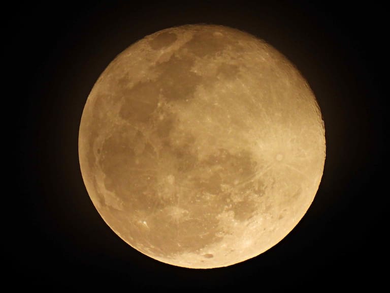 El punto culminante del calendario lunar de marzo 2025 será la Luna llena, también conocida como la Luna de Gusano.