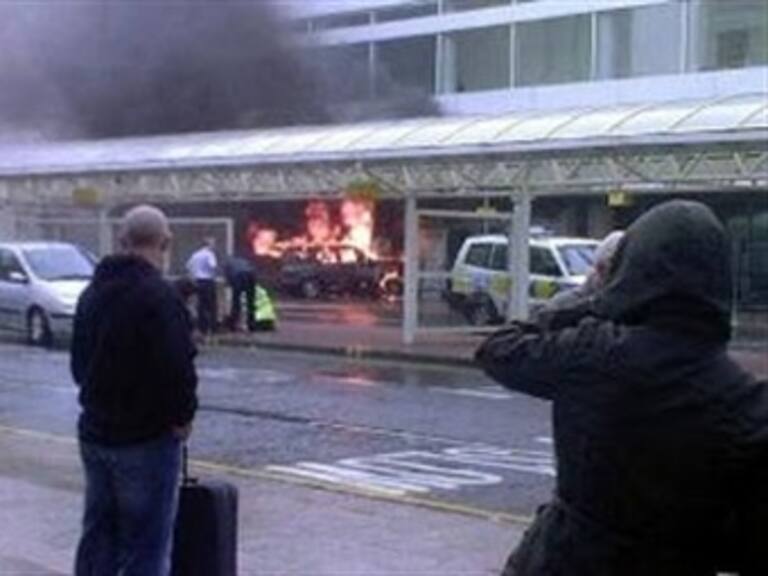 Estalla coche bomba delante de centro comercial en Londonderry