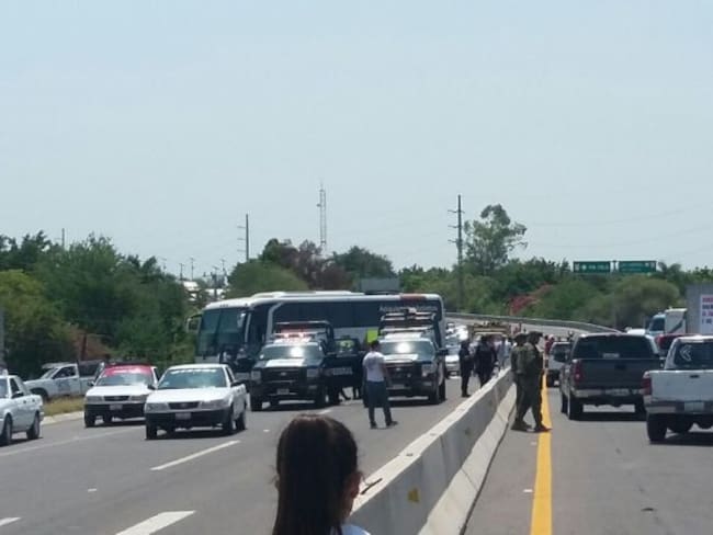 Bloquean ex autodefensas carretera en Michoacán
